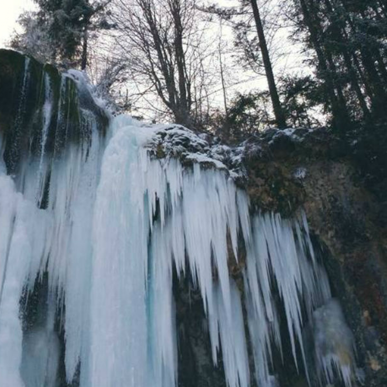 Cascada Miresii, din Muntii Apuseni, a inghetat. Imagini de vis
