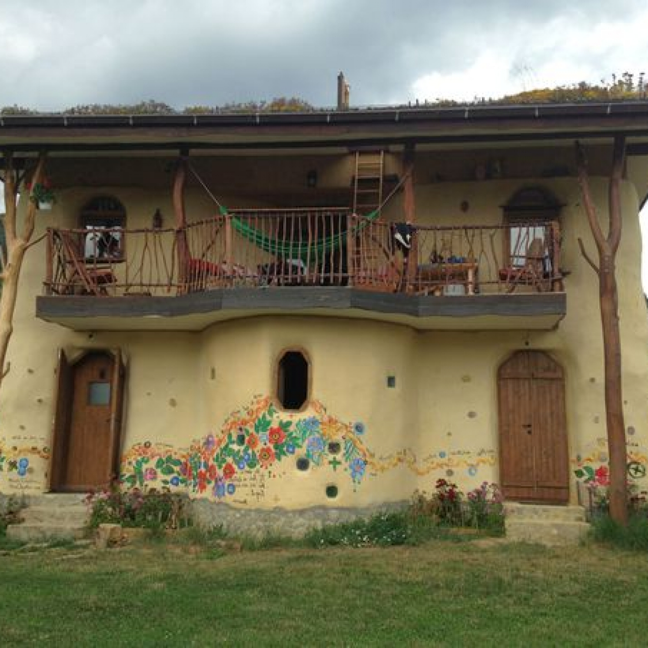 Casuta din povesti: Doi frati din Bistrita au construit o locuinta ecologica unicat, din lemn, paie si muschi de copac