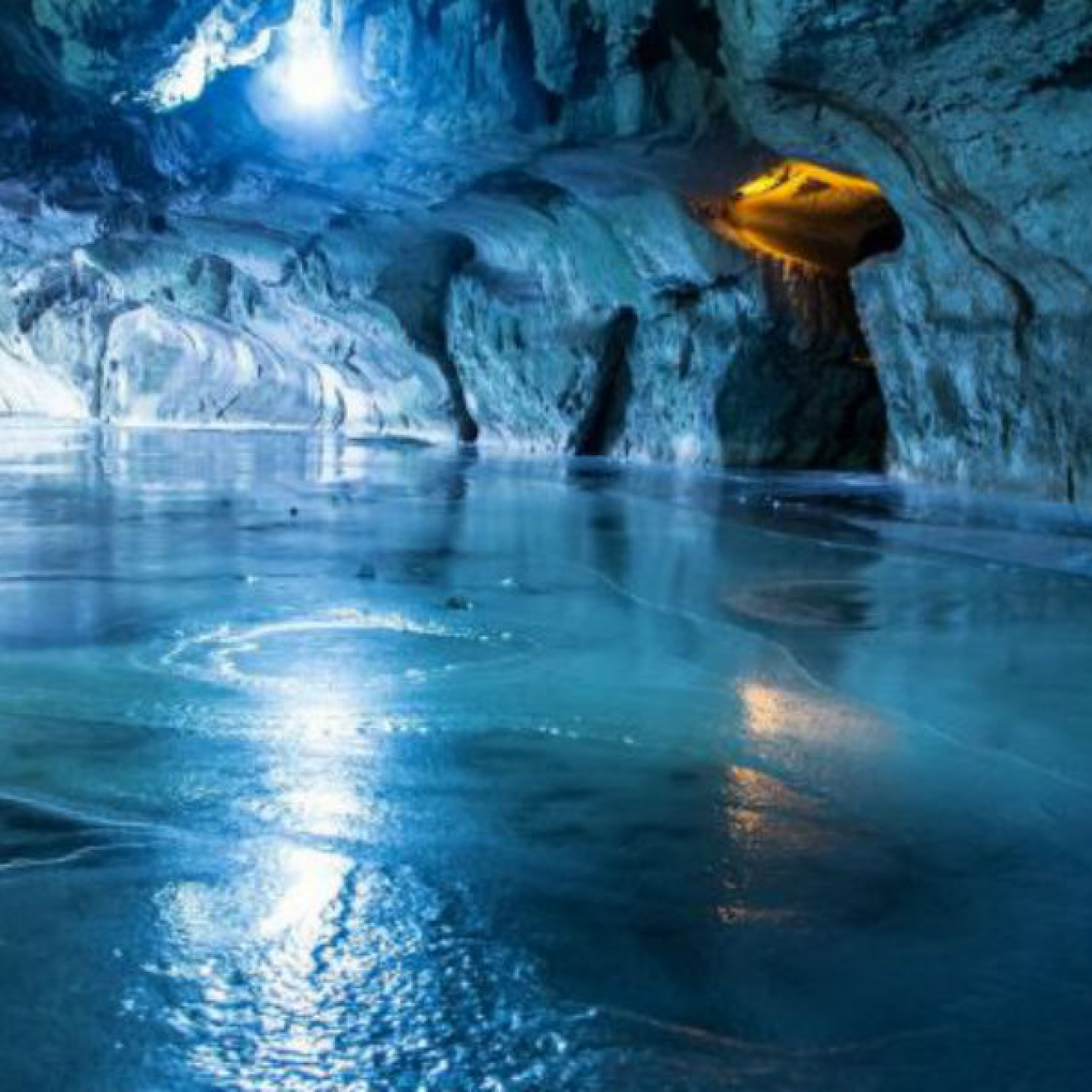 Gerul iernii a transformat apele din Pestera Bolii intr-un patinoar subteran